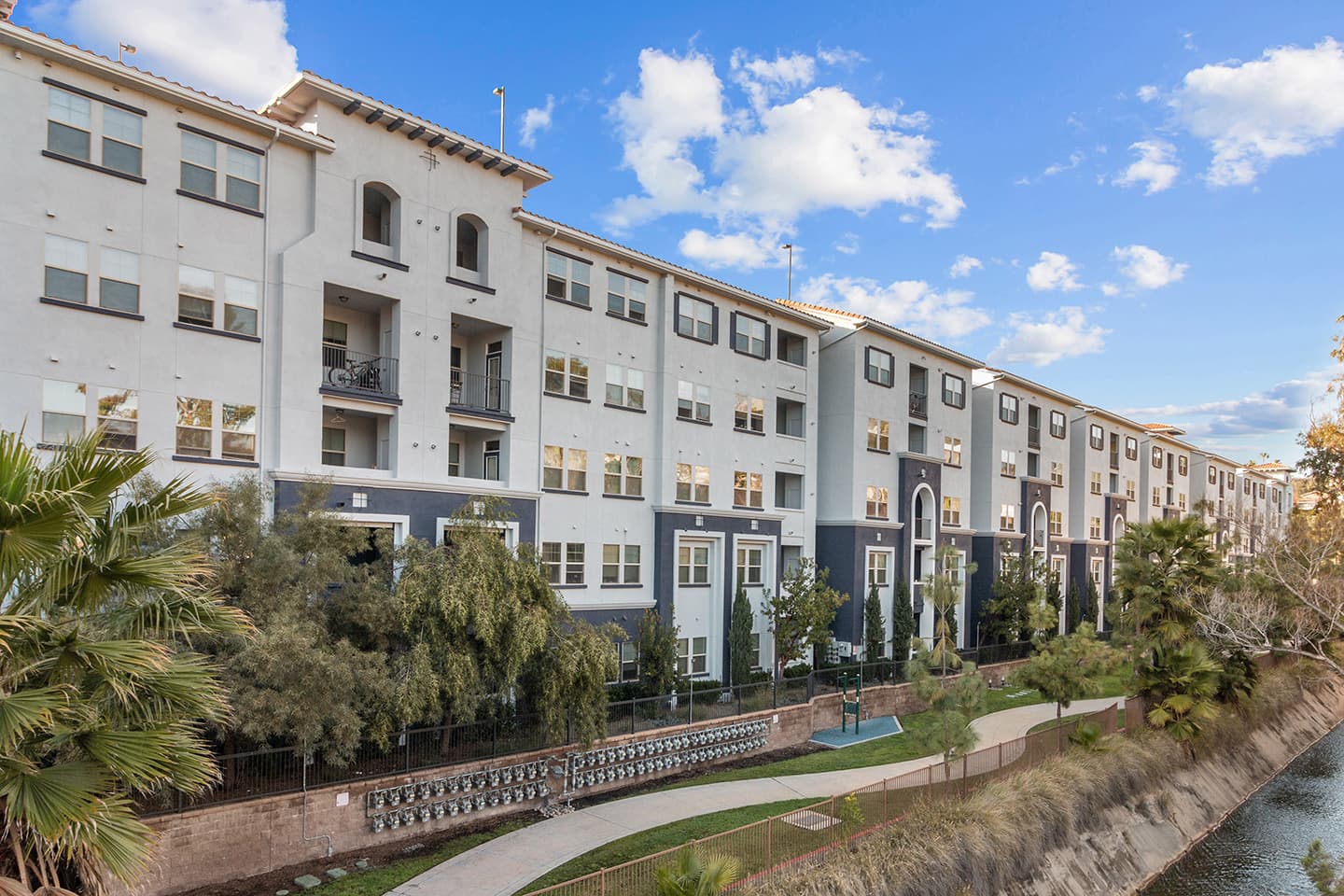 Building-Exterior-02-Iconic-On-Alvarado-03